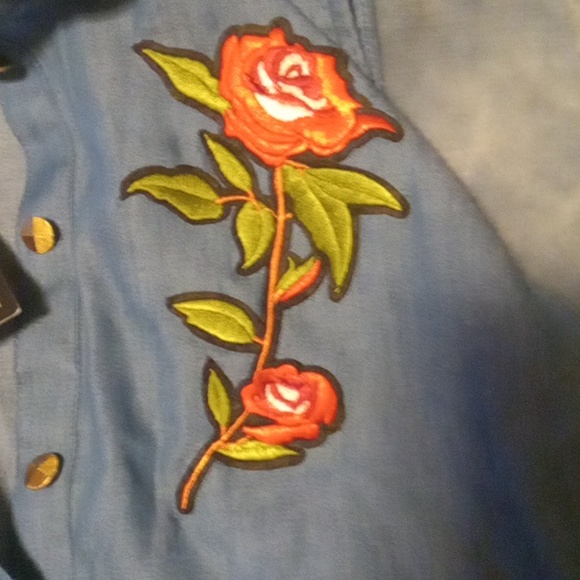 Super squad blue tunic button up with embroidered rose NWT - Picture 2 of 6